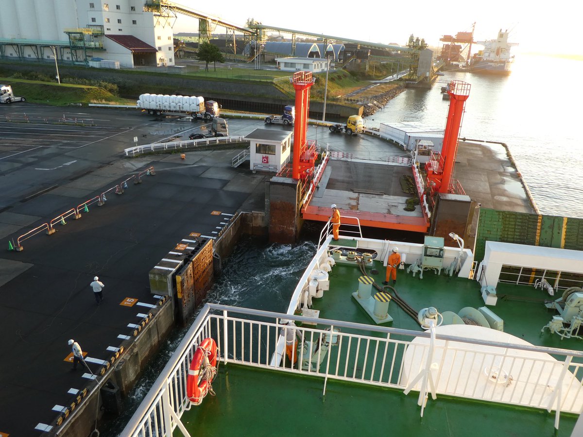 Madaka_You's tweet image. 船での関心事は、何と言っても離着岸時。
ここは手投げ。
ロープを自動車で引っ張るのは初見でした。
2025.9

#苫小牧 #フェリー