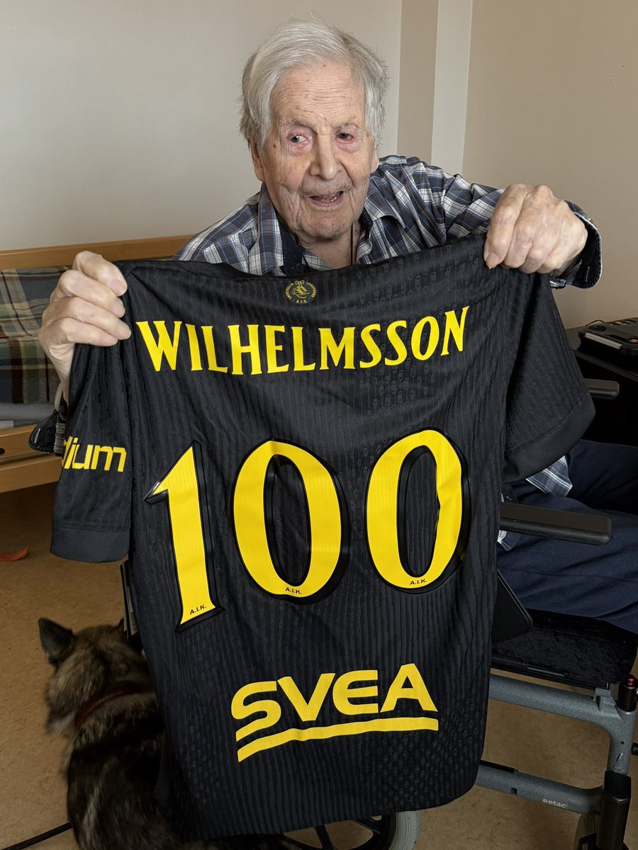 Karl-Anders tackar <a href="/SvartaMassan/">Den Svarta Massan</a> för den fina presenten som nu pryder väggen i hans lägenhet på äldreboendet i Bräcke! Tack också till <a href="/AIKfotboll/">AIK Fotboll</a> för namnteckningarna!