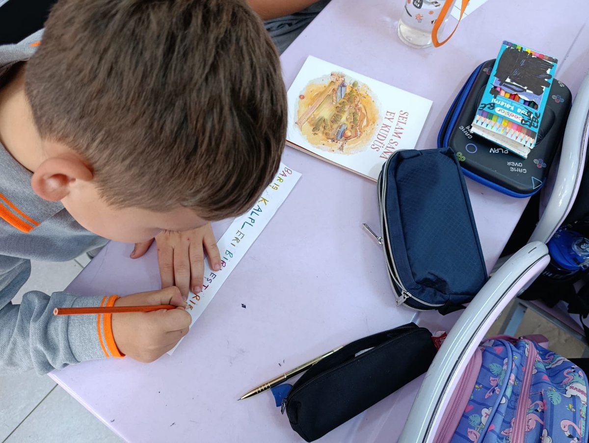 🇵🇸 Özgür Filistin İçin El Ele 🕊️
Öğrencilerimiz “Barış Zinciri” oluşturarak barış, kardeşlik ve insan hakları mesajlarını paylaştı.
Filistin’deki insan hakları ihlallerine dikkat çekip barışın evrensel değerini hatırlattılar. 🌿

#FilistinİçinBarış <a href="/cevatcevik67/">Cevat Çevik</a> <a href="/turansezgin67/">Sezgin Turan</a>