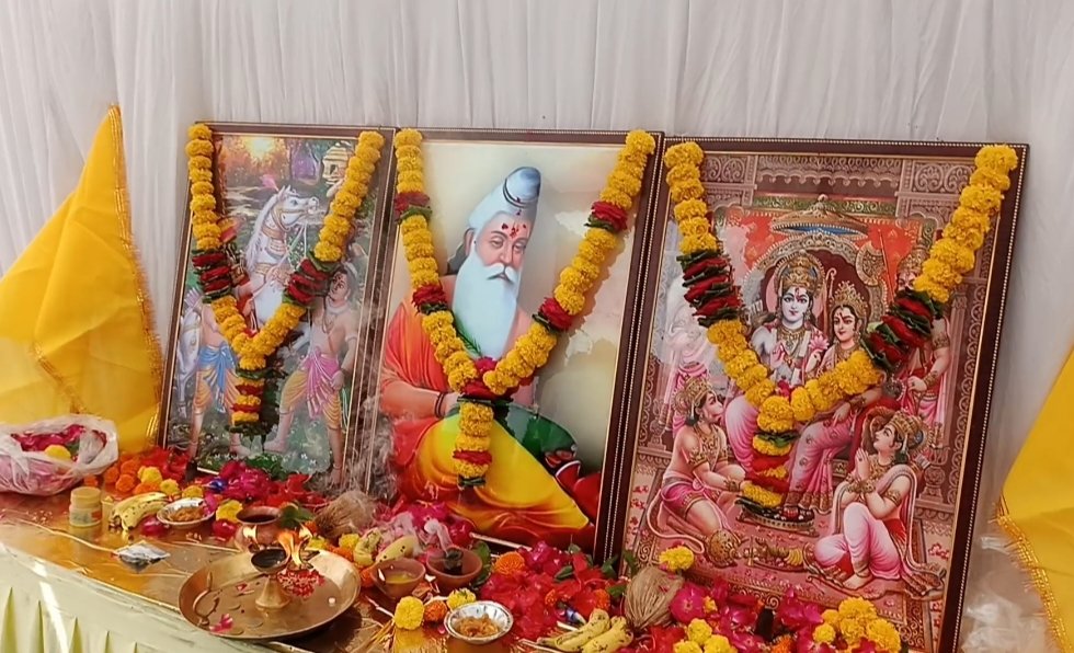 ParocheRaja's tweet photo. रामायण के रचयिता आदि कवि #महर्षि_वाल्मीकि_जी की जयंती के शुभ अवसर पर आज द्वारका नगर में आयोजित भगवान #वाल्मीकि जी के पूजन अर्चन एवं प्रसादी वितरण कार्यक्रम में सम्मिलित हुआ,इस अवसर पर समस्त सामाजिक बंधु उपस्थित रहे ।
#वाल्मीकि_जयंती 
#महर्षि_वाल्मीकि 
@VishvasSarang,@BJP4India https://t.co/nKxoH8gMMo