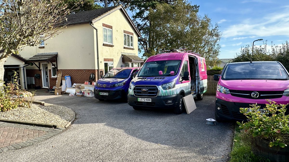 Day 2 of #HeatPump install - Topping up one of the <a href="/OctopusEnergy/">Octopus Energy</a> lads #EV Van - Tuns out this guy has nearly a 2 hour drive to get home!