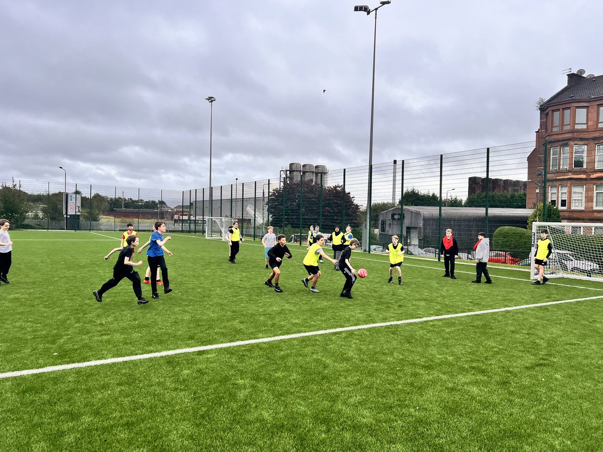 CurrieMoodiePE's tweet photo. Gaelic football going down a treat for my S1βs. The team work and effort being put in are outstanding! Well done guys π€© @WhitehillSec @Whitehill_PE https://t.co/OTwKzpLCnY