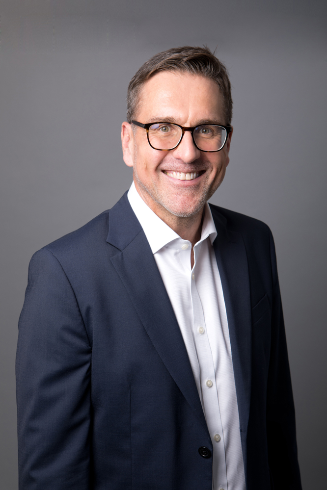 One of the (many!) fun parts of my job is that I get to meet &amp; just chat to so many different people that walk through the studio door! Just like Philip who came to the studio looking to update this LinkedIn Profile with some new business head shots 📸

studioshotz.co.uk/business-head-…