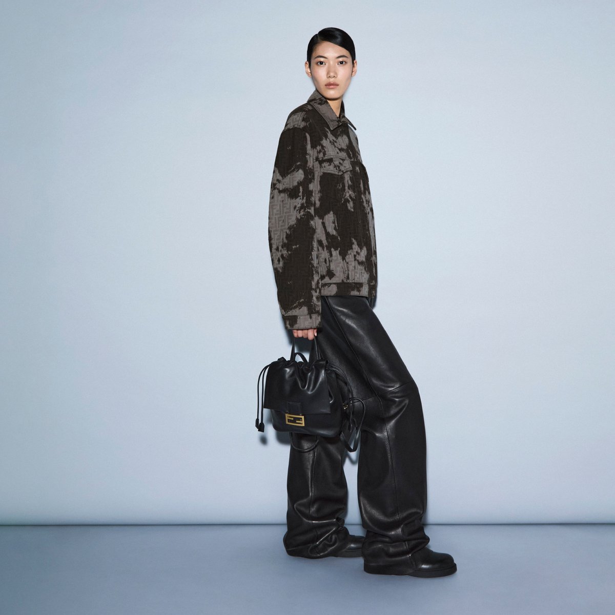 ☆箱付き☆ 555 フェンディ FENDI 新品電池 ブラック クォーツ フェンディ フォンケース ブラック レディース レザー