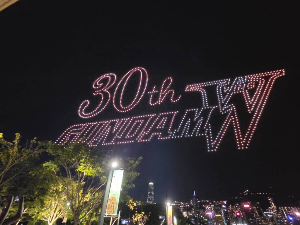 itm_nlab's tweet photo. 1995年の放送から30年

「ガンダムW」30周年記念でドローンショー開催　“予想外の演出”の数々に「砲がこっち向いてるの怖すぎw」「ヒイロとリリーナが夜空に……」と反響
https://t.co/tv0cwmBPUl https://t.co/CKZA5AcOG2