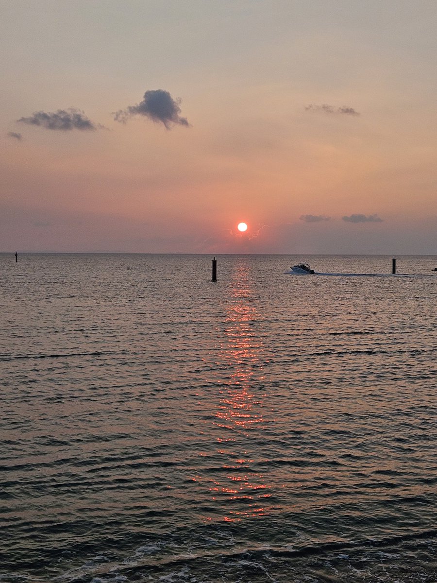 gerorotaityou's tweet photo. 沖縄の夕日 https://t.co/S1U4678llS