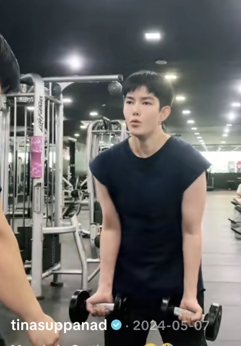 SooHaay's tweet photo. @EWaraha คนโกหกที่เห็นได้ชัดว่าชอบทอมบอย แต่กลับแสร้งทำเป็นชอบผู้หญิงเซ็กซี่ เมื่อเขาเจอทอมบอย เขาก็ชอบและรักเธออย่างสุดหัวใจ เขาชอบใช้ความรุนแรงอย่างเย็นชาเพื่อทำร้ายชาร์ล็อตต์ และแสร้งทำเป็นมีเกียรติ https://t.co/vMNnnv9VZ6