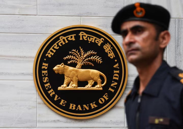 CryptoMark707's tweet photo. India's digital rupee, backed by the Reserve Bank, uses blockchain for faster transactions. Unlike Bitcoin, it's an official currency, not an "unbacked asset," offering a government-supported alternative to private cryptocurrencies. https://t.co/u7LhpV21sI