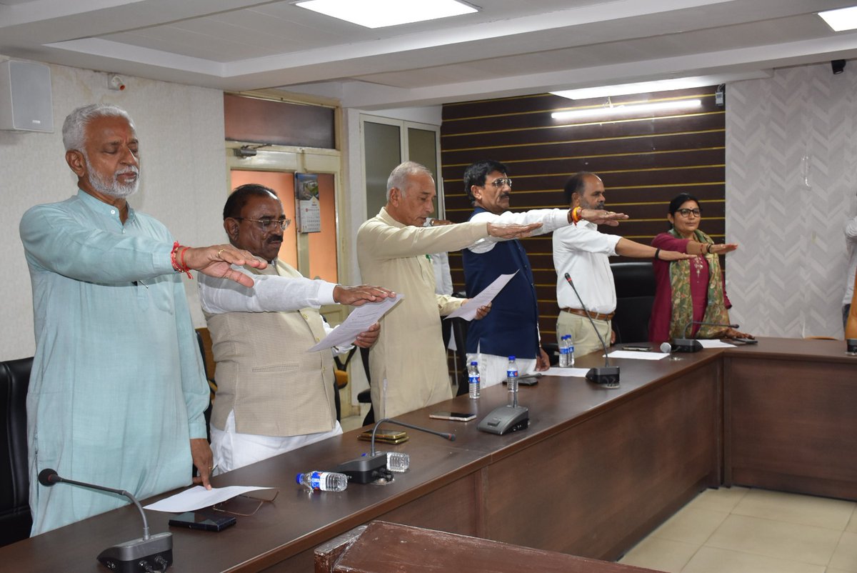 CollectorMeh's tweet photo. રાજ્યમાં ૭ થી ૧૫ ઑક્ટોબર -૨૦૨૫ દરમિયાન “વિકાસ સપ્તાહ” યોજાઈ રહ્યો છે. જેની ઉજવણીના ભા��રૂપે આજ રોજ જિલ્લા સેવા સદન મહેસાણા ખાતે જિલ્લાના માન. પદાધિકારીશ્રીઓ તથા અધિકારીશ્રીઓ ત���મજ કર્મચારીશ્રીઓ દ્વારા “ભારત વિકાસ પ્રતિજ્ઞા” લેવામાં આવી.
#VikasSaptah2025
@CMOGuj @revenuegujarat @JayantiRavi @infomahesanagog