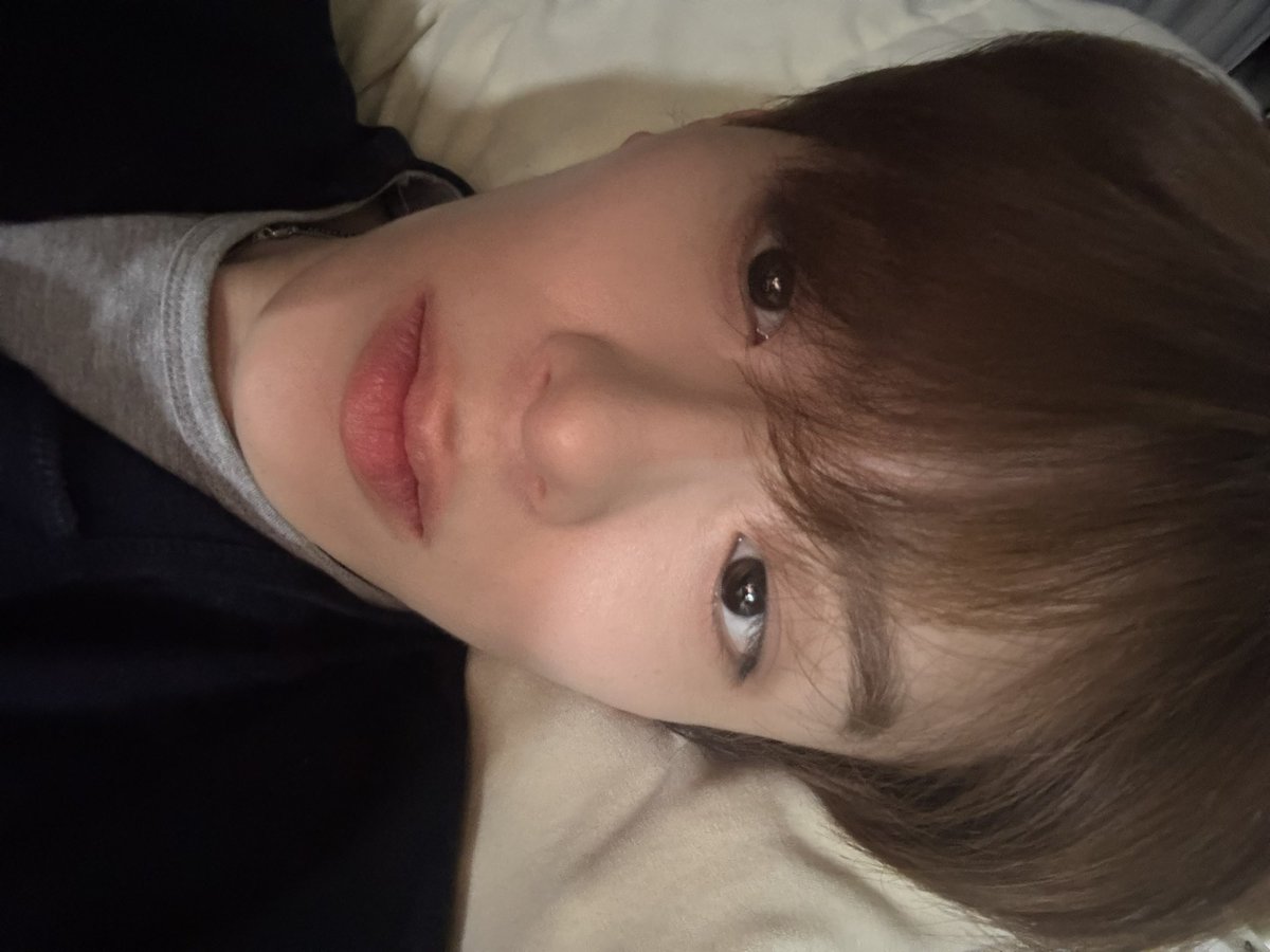ผมน้ำตาลแย้วเหมือนกลับไปสมัยจิ๋ว ปากนิดจมูกหน่อย ตาก็แป๋ว เห้อ โคตร ๆๆๆๆๆๆ น่ารัก ใจจะวาย น้องคังมินน่ารักจัง 😭😭😭😭🫳🏻🫳🏻