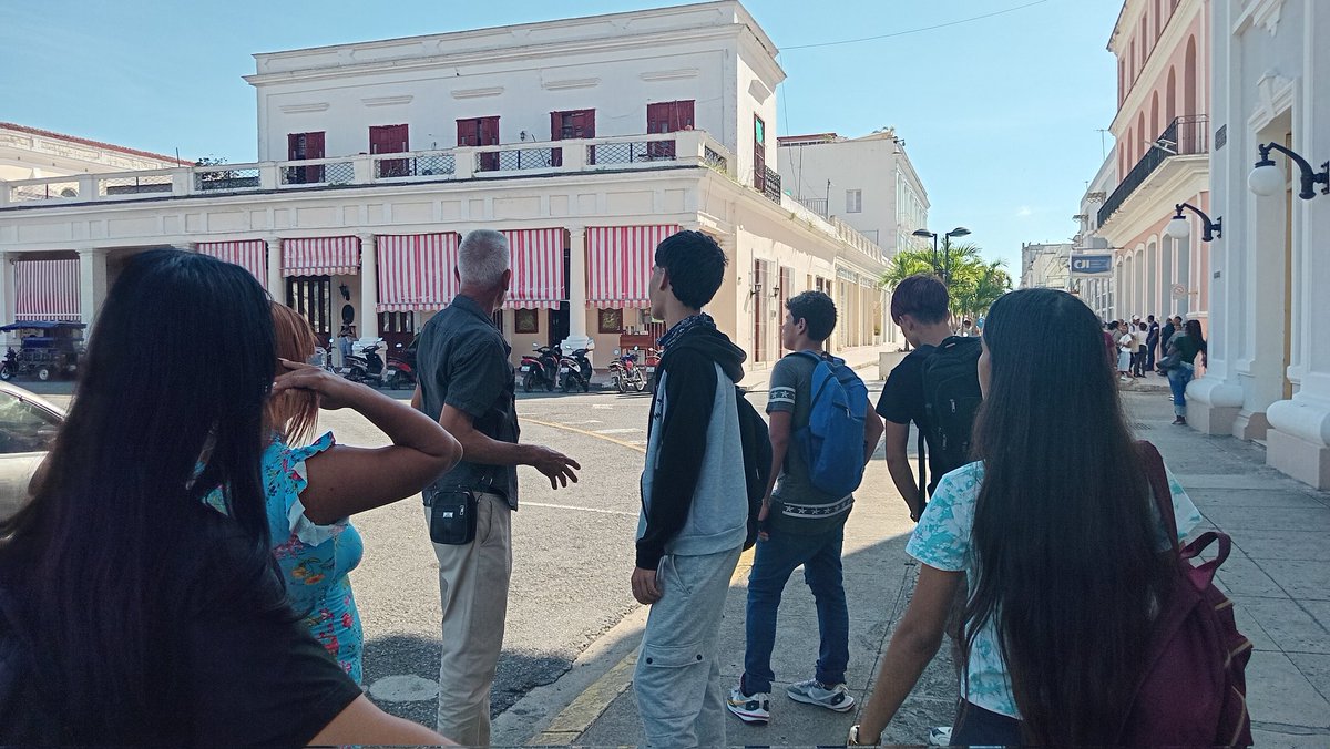 dotucfg's tweet photo. Para celebrar el día mundial del hábitat y la arquitectura en el marco de la jornada de Octubre Urbano la DOTU Cienfuegos visita varias instalaciones y arterias principales del Centro Histórico de la ciudad con el acompañamiento de los alumnos de 1er año del técnico medio de OTU. https://t.co/U31DVd6UUN
