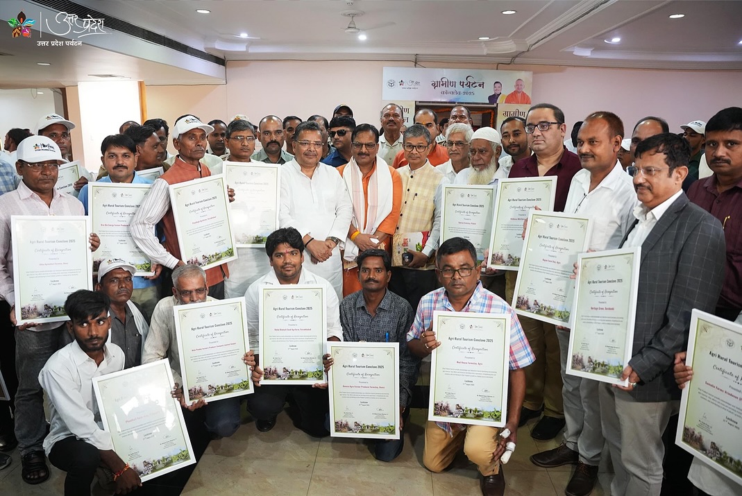 ExploreSingraur's tweet photo. On 21–22 August 2025, the Uttar Pradesh Tourism Department held the “Rural Tourism Conclave 2025” in Lucknow to promote rural tourism and felicitated outstanding agri-tourism property owners.
#RuralTourism #AgroTourism #VillageLifeExperience #SustainableTourism #VisitUP https://t.co/HNGqk5iiNb