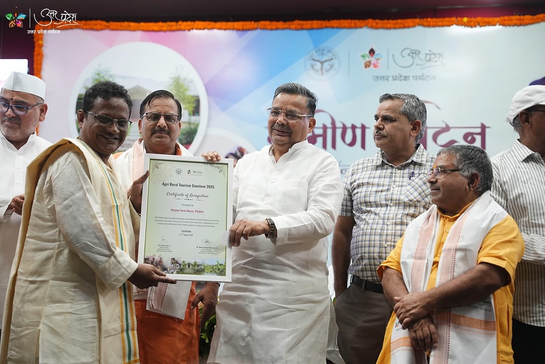 ExploreSingraur's tweet photo. On 21–22 August 2025, the Uttar Pradesh Tourism Department held the “Rural Tourism Conclave 2025” in Lucknow to promote rural tourism and felicitated outstanding agri-tourism property owners.
#RuralTourism #AgroTourism #VillageLifeExperience #SustainableTourism #VisitUP https://t.co/HNGqk5iiNb