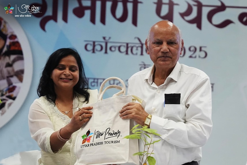 ExploreSingraur's tweet photo. On 21–22 August 2025, the Uttar Pradesh Tourism Department held the “Rural Tourism Conclave 2025” in Lucknow to promote rural tourism and felicitated outstanding agri-tourism property owners.
#RuralTourism #AgroTourism #VillageLifeExperience #SustainableTourism #VisitUP https://t.co/HNGqk5iiNb