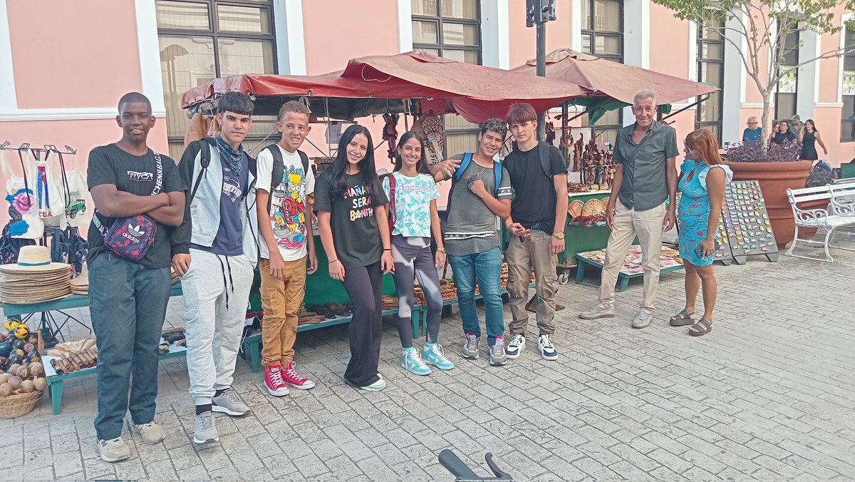 dotucfg's tweet photo. Para celebrar el día mundial del hábitat y la arquitectura en el marco de la jornada de Octubre Urbano la DOTU Cienfuegos visita varias instalaciones y arterias principales del Centro Histórico de la ciudad con el acompañamiento de los alumnos de 1er año del técnico medio de OTU. https://t.co/U31DVd6UUN