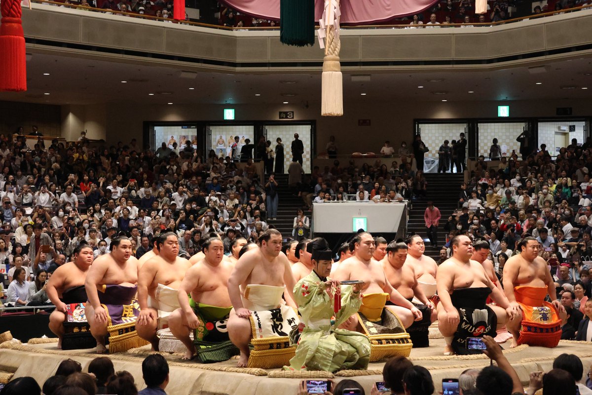 百周年場所＞ 御前掛かり土俵入。 天覧相撲の際に行われる方式で18年