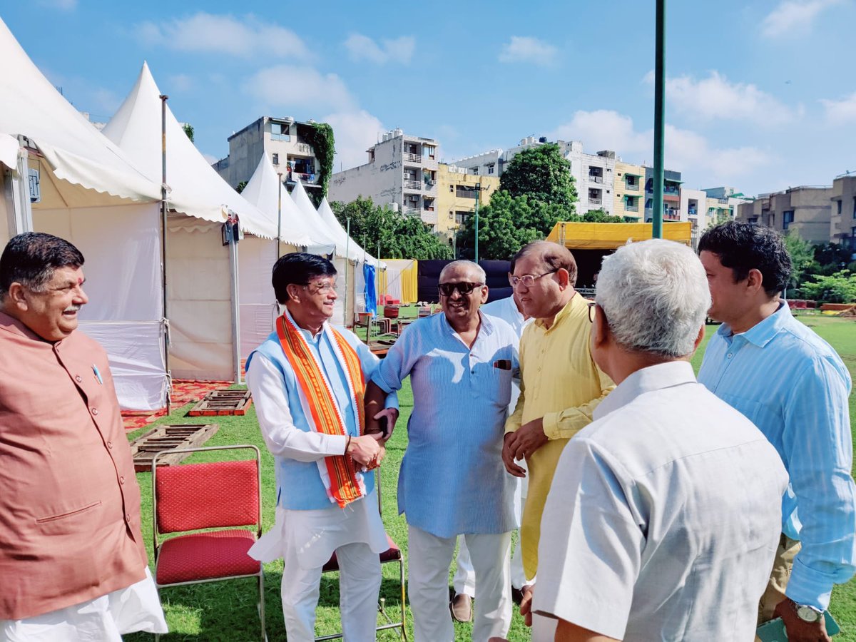 gupta_bhupender's tweet image. सेक्टर 7 द्वारका में 7 अक्टूबर से प्रारंभ हो रहे स्वदेशी मेला के आयोजन हेतु हवन में सहभागी होने का सौभाग्य प्राप्त हुआ।

इस अवसर पर विभाग कार्यवाह श्री बल्लभ पाठक जी, मनोज जी एवं रुद्रपाल जी मुख्य रूप से उपस्थित रहे।

#स्वदेशीमेला #आत्मनिर्भरभारत #VocalForLocal #RSS