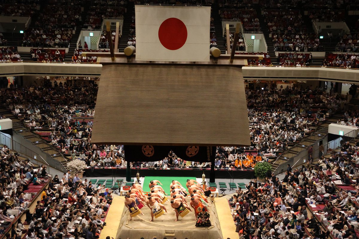 百周年場所＞ 御前掛かり土俵入。 天覧相撲の際に行われる方式で18年