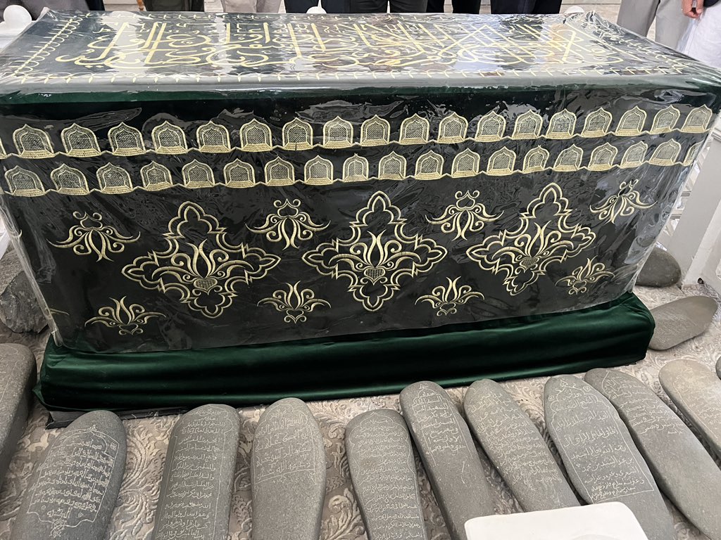 İtikatta Mezhep İmamımız İmam Maturidi Hz. Lerini ziyaret ettik. Kabristanda 400 Müctehit, Hacegan ve alim var. Hepsinin ismide Muhammed.