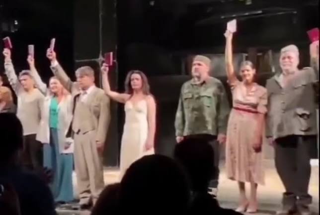 Поштујем и подржавам Јездићеву одлуку да не подигне индекс на крају представе. Сматрам да никога не треба терати да (не) подржи нешто јер каква је то подршка која је изнуђена? Бесмислена и беспотребна. 

Сад кад смо то разјаснили, не значи да ћу величати овај његов чин као