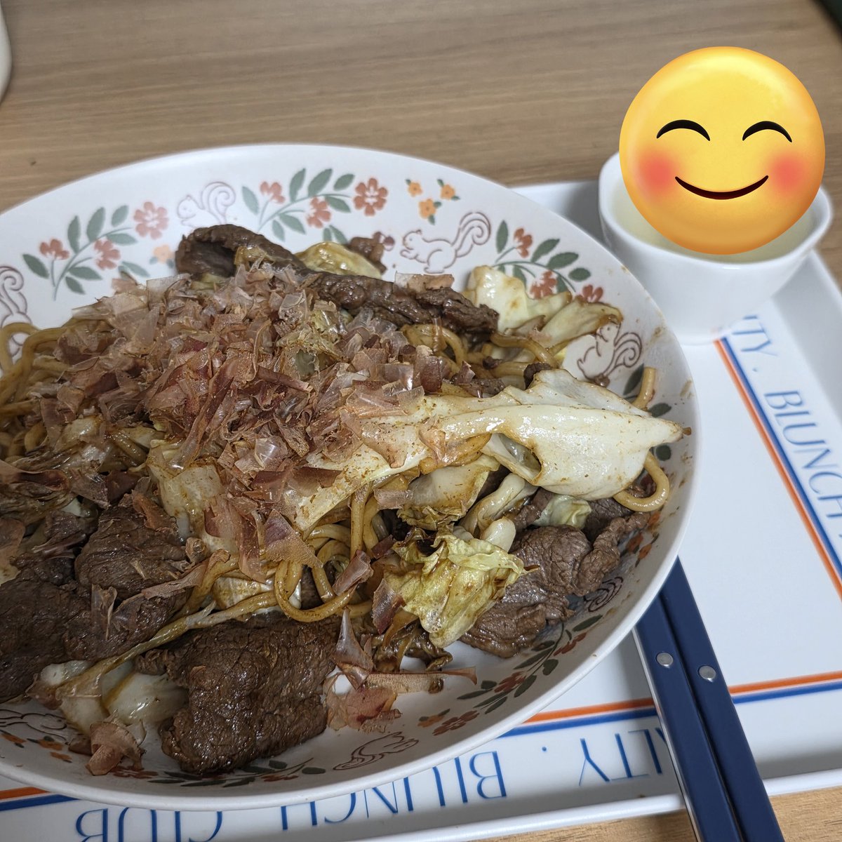 about_theSimple's tweet photo. #간단식사 20251007
야끼소바 (야끼소바 면과 소스가 포함된 키트) 
프라인팬에 식용유 조ㅡ금,
 양배추 세잎정도 뜯어서 헹군 뒤 투척. 
남은 고기 아무종류 투척
고기가 반 정도 익으면 면과 소스 둘러넣고 소스물기가 다 날아갈때까지 볶는다.
가쓰오부시는 따로 구매해 둔게 있어서 넣음 https://t.co/NFDYlcAg5O