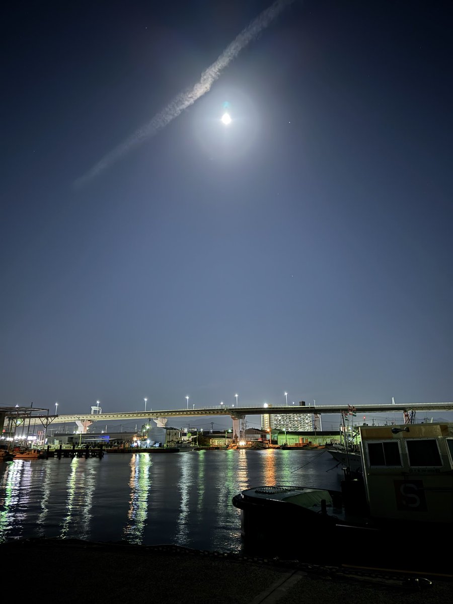 TylerA85169879's tweet photo. 元日産社長カルロス・ゴーンが逃亡した関西空港第2ターミナルにあるプレミアムゲート玉響（たまゆら）🧐🧐🧐🤣今はしっかり大型荷物もX線検査されるようになったそう🤭
昨夜は関空近くで十五夜月見しながらLIVE配信❣️
台風接近中🌀明後日石垣島行き✈️ちゃんと飛んでくれますように🙏🍀 https://t.co/lS6Kif4nGd