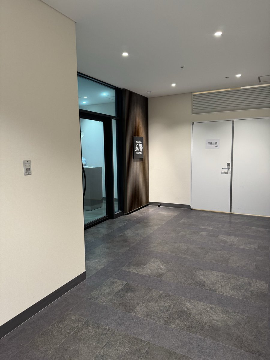 TylerA85169879's tweet photo. 元日産社長カルロス・ゴーンが逃亡した関西空港第2ターミナルにあるプレミアムゲート玉響（たまゆら）🧐🧐🧐🤣今はしっかり大型荷物もX線検査されるようになったそう🤭
昨夜は関空近くで十五夜月見しながらLIVE配信❣️
台風接近中🌀明後日石垣島行き✈️ちゃんと飛んでくれますように🙏🍀 https://t.co/lS6Kif4nGd