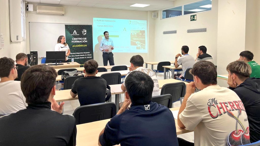 COMENZAMOS | FORMACIÓN 

⚽ Inauguración del curso técnico deportivo ciclo final

🆗 Presentación a cargo de <a href="/Maribel_MarGlez/">@Maribel_MarGlez</a>  Delegada Provincial Sevilla y <a href="/curroramos/">Curro Ramos Alcoba</a> Subdirector del #CEDIFA 

#formacion