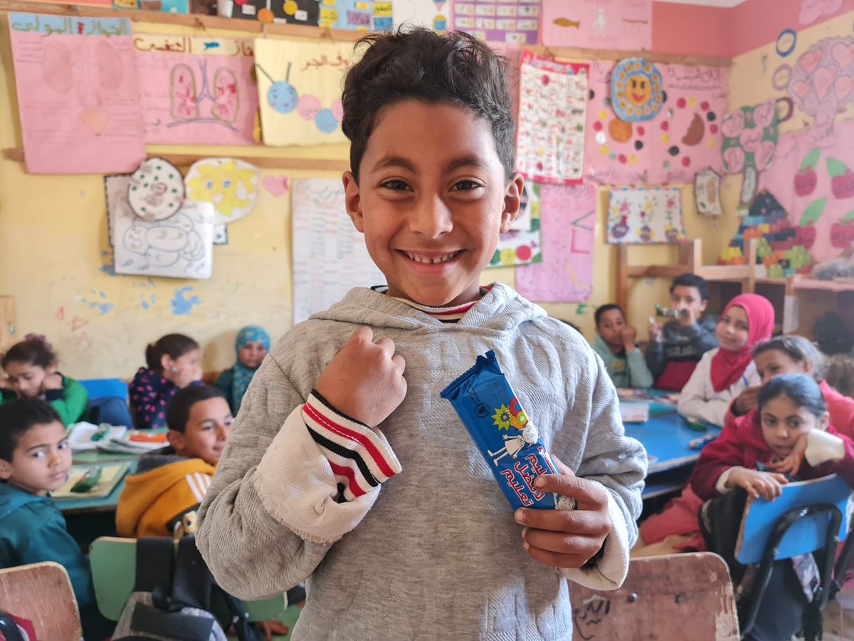 برنامج الأغذية العالمي التابع للأمم المتحدة (@wfp_arabic) on Twitter photo 📚 أظهرت الأبحاث أن التغذية السليمة للطفل تضمن تعليم أفضل.
 دعم برنامج الأغذية العالمي توزيع الوجبات المدرسية في #مصر منذ ستينيات القرن الماضي، مما ساعد على معالجة الأسباب الجذرية لانعدام الأمن الغذائي وسوء التغذية وقلة الوصول إلى التعليم. 📚 أظهرت الأبحاث أن التغذية السليمة للطفل تضمن تعليم أفضل.
 دعم برنامج الأغذية العالمي توزيع الوجبات المدرسية في #مصر منذ ستينيات القرن الماضي، مما ساعد على معالجة الأسباب الجذرية لانعدام الأمن الغذائي وسوء التغذية وقلة الوصول إلى التعليم.