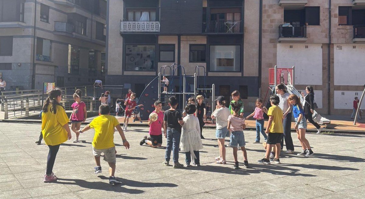 👩‍👦‍👦🛝“Parketarrak” euskaraz jolasteko ekimena berriro hilabete honetan asteazkenero Iturrlade parkean #Beasain #euskara #aisia <a href="/Hezten_/">Hezten</a> 
👩‍👦‍👦🛝La actividad “Parketarrak” regresa para invitar a jugar en euskera todos los miércoles en #Iturraldeplaza
ℹ️ labur.eus/zr80gylf