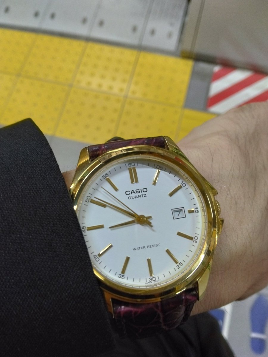 sk_poseidon's tweet image. 今日店に来た外国のお客さんが、会計終わった後スマホ見せてきて。
｢あなたの時計素敵です｣ってわざわざ日本語訳して言ってくれて。
時計見せて貰ったら、確かにそっくりなんだけど、絶対あっちのが良い時計なんだよなぁって思うんだが。
でも、CASIOの時計はやっぱ最強だ
#CASIO　#CASIOcollection
