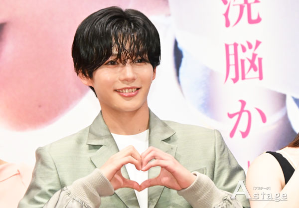 astage_ent's tweet image. 【CINEMA】長尾謙杜、刑事役の前田敦子に「あっちゃんに取り調べられてる♪」と歓喜✨
久しぶりの共演の山田杏奈には「あらためて素敵な方」
映画『恋に至る病』完成披露舞台挨拶

▶️astage-ent.com/cinema/koiniit…

#恋に至る病 #長尾謙杜 #山田杏奈 #前田敦子 #石原慎也 (#SaucyDog) #廣木隆一 @KiY_movie