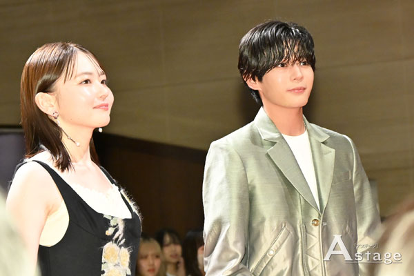 astage_ent's tweet image. 【CINEMA】長尾謙杜、刑事役の前田敦子に「あっちゃんに取り調べられてる♪」と歓喜✨
久しぶりの共演の山田杏奈には「あらためて素敵な方」
映画『恋に至る病』完成披露舞台挨拶

▶️astage-ent.com/cinema/koiniit…

#恋に至る病 #長尾謙杜 #山田杏奈 #前田敦子 #石原慎也 (#SaucyDog) #廣木隆一 @KiY_movie