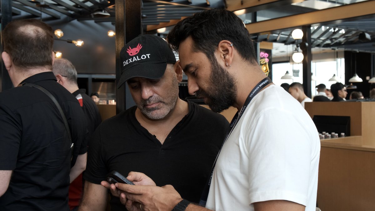 koaservatt's tweet image. 🔺 Avalanche Happy Hour
On the first day of Token2049, we joined the Avalanche Happy Hour side event.
We had a great time with Avalanche CEO @el33th4xor, @dexalot CEO @HydrofoilRacer, @Pixelmon Marketing Director, @pangolindex BD @TonyRiggatoni and many other ecosystem…