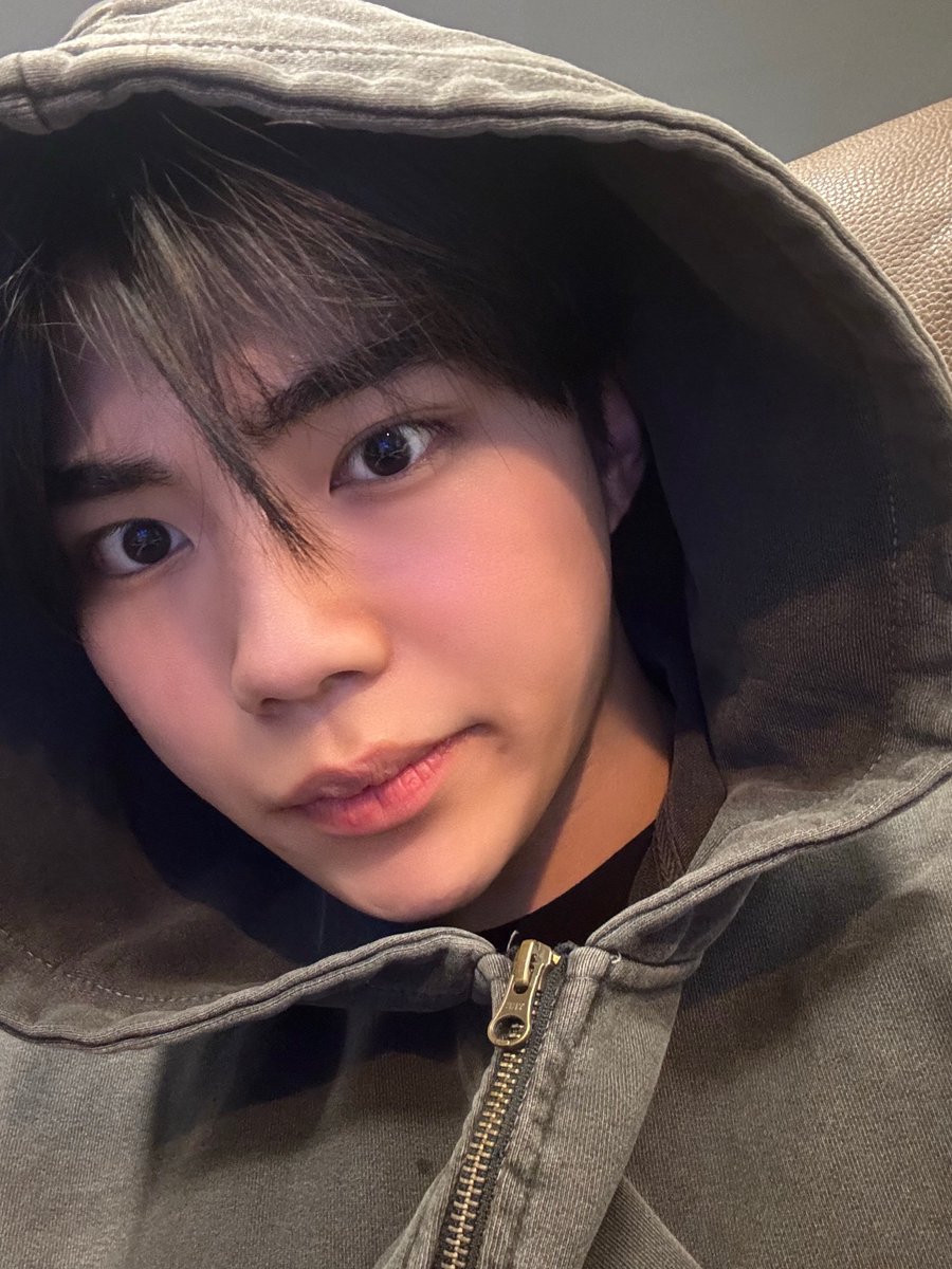 pgwchats's tweet photo. 251007 🧸📷💬 [8:57pm kst]

- i came to the pc room https://t.co/YXEIPAd5sU