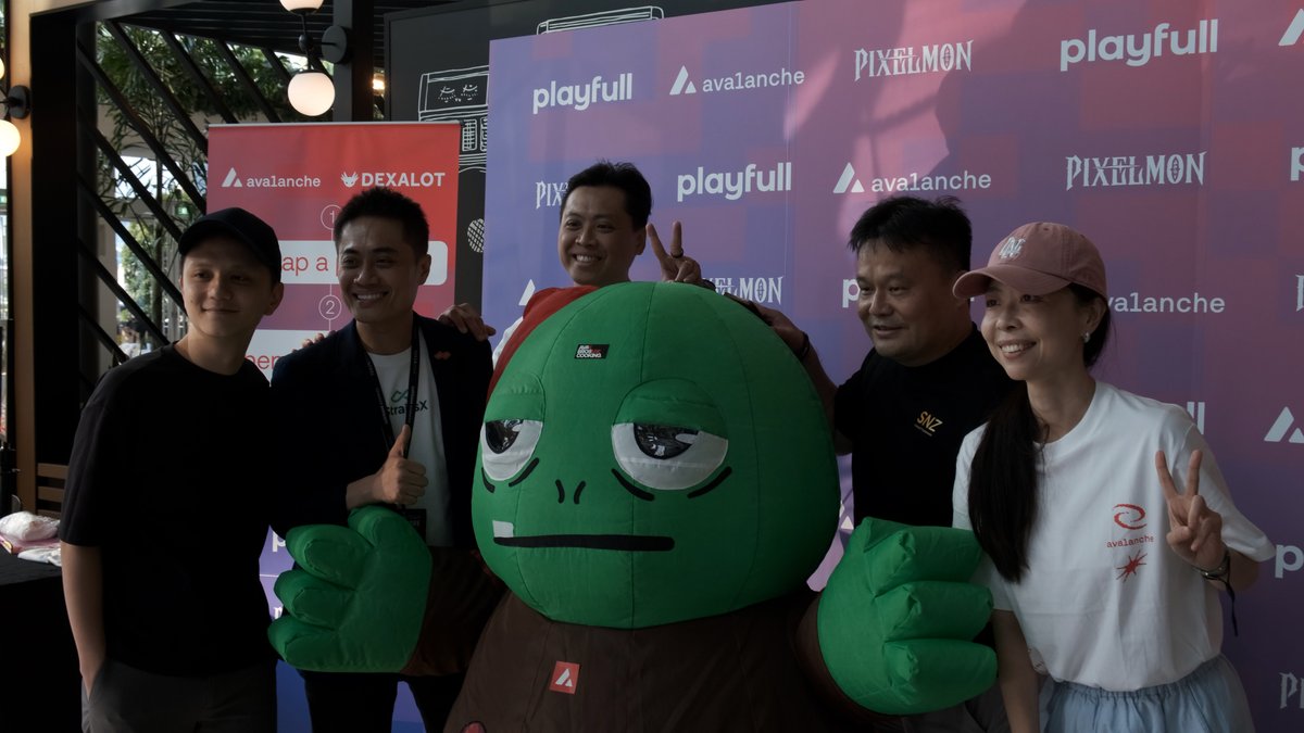 koaservatt's tweet image. 🔺 Avalanche Happy Hour
On the first day of Token2049, we joined the Avalanche Happy Hour side event.
We had a great time with Avalanche CEO @el33th4xor, @dexalot CEO @HydrofoilRacer, @Pixelmon Marketing Director, @pangolindex BD @TonyRiggatoni and many other ecosystem…