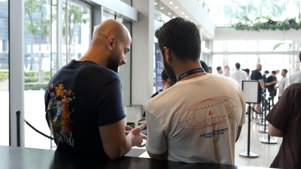 koaservatt's tweet image. 🔺 Avalanche Happy Hour
On the first day of Token2049, we joined the Avalanche Happy Hour side event.
We had a great time with Avalanche CEO @el33th4xor, @dexalot CEO @HydrofoilRacer, @Pixelmon Marketing Director, @pangolindex BD @TonyRiggatoni and many other ecosystem…