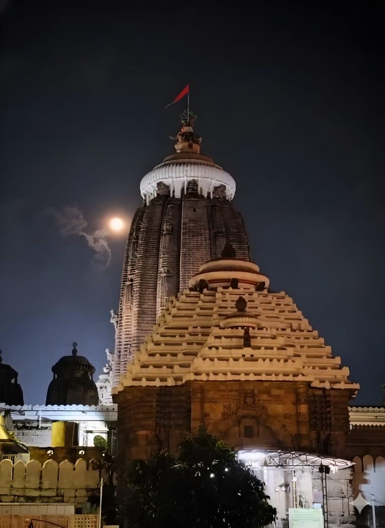 AMITABHTHAKUR21's tweet image. जिस तरह श्रीमंदिर के शिखर को, शरद पूर्णिमा का चाँद छू रहा है,
​ठीक उसी तरह, भगवान जगन्नाथ जी का आशीर्वाद सदैव हम सब के साथ रहे।
​जीवन का हर कण, सुख, शांति और भक्ति के अमृत से भर जाए।

​जय जगन्नाथ🙏