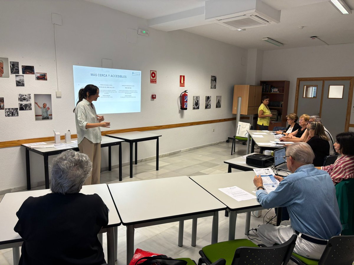 Continuamos con los talleres de #formación para personas #mayores en canales no presenciales de Emasagra. 
📍Hoy, en el Centro Cívico #Albaycín. 
Seguimos trabajando para reducir la brecha digital y facilitar el acceso a nuestros servicios.
#EmasagraContigo #InclusiónDigital