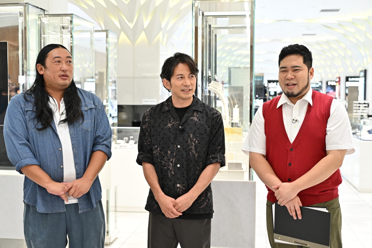 tv_life's tweet image. 岡田准一×ロバート秋山竜次『今さらシロー！』レギュラー化
初回は“百貨店の生き残り術”を学ぶ

🔻記事＆写真はこちら
tvlife.jp/variety/771148 

#岡田准一 #ロバート #秋山竜次 #令和ロマン #松井ケムリ #今さらシロー