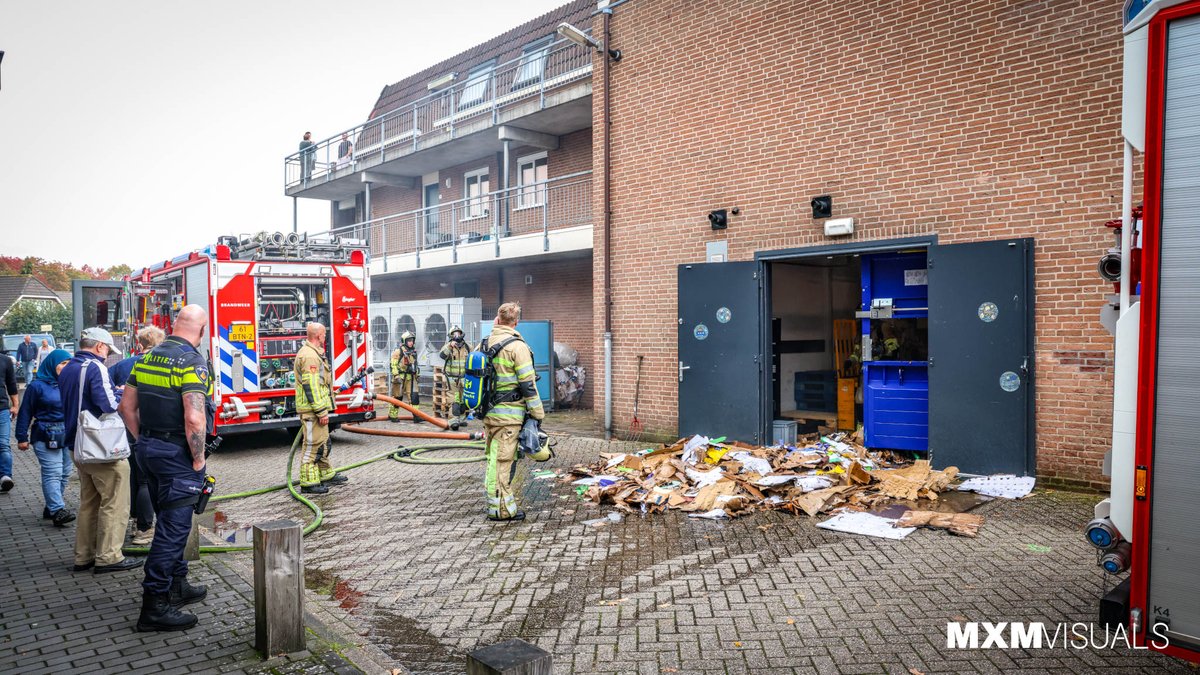 Brand bij supermarkt Aldi aan de Hamseweg in #Hoogland. In een kartonpers was brand ontstaan, vermoedelijk door een ontplofte accu van een scanapparaat dat tussen het karton terecht was gekomen.

De winkel en twee bovengelegen woningen zijn uit voorzorg ontruimd.
