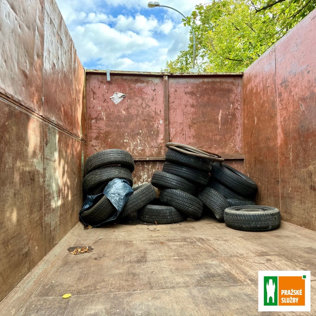 Blíží se čas výměny pneumatik. 🚨🚗 Proto bychom vám dnes rádi připomněli, že staré gumy k popelnicím ani do nich rozhodně nepatří. Zdarma je můžete odevzdat třeba ve sběrném dvoře. 😎 Ten nejbližší najdete na odpady.mojepraha.eu/sberne-dvory
