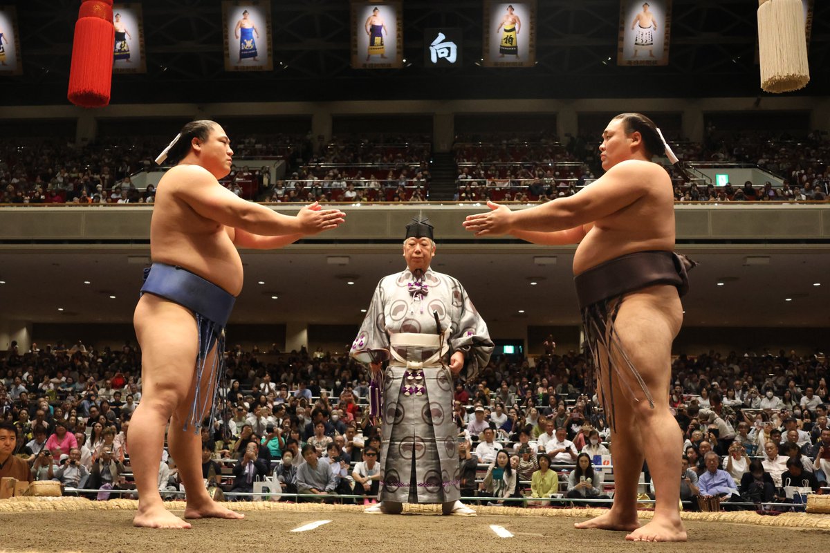 百周年場所＞ 神相撲。 東 若隆景 西 霧島 マゲを結わず後ろで和紙で