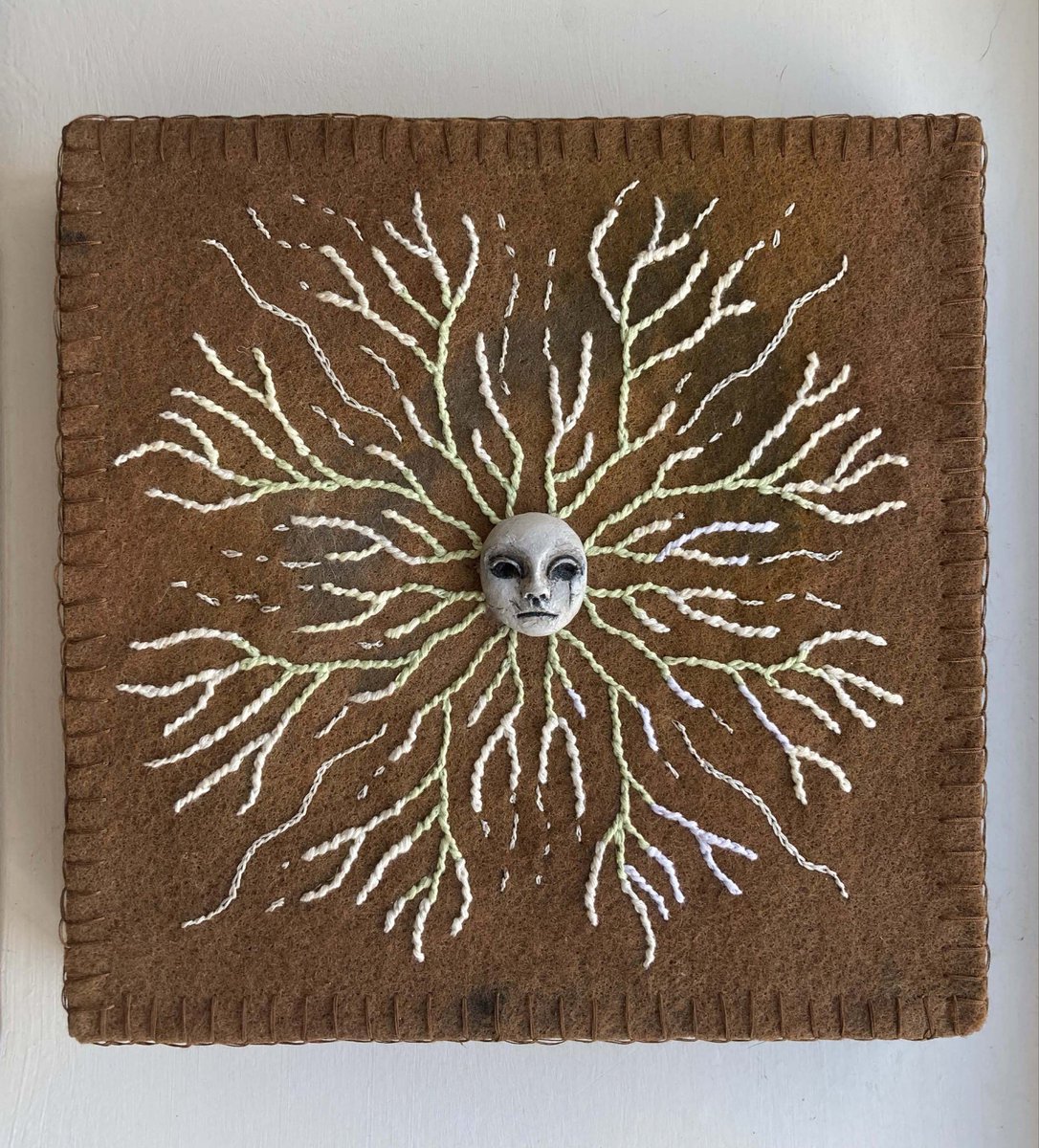 JoannaHartist's tweet image. ‘Branching out’ -(Embroidered art with hand-sculpted face)..

poisonooak.etsy.com/listing/438258… 

#artinspiredbynaturalforms #rootsandbranches #polymerclayart #mixedmediaart #wallhanging #abstractart #facesculpture #eyelessface #paintedfabric #stitchingonfelt #slowstitch #etsyhandmade