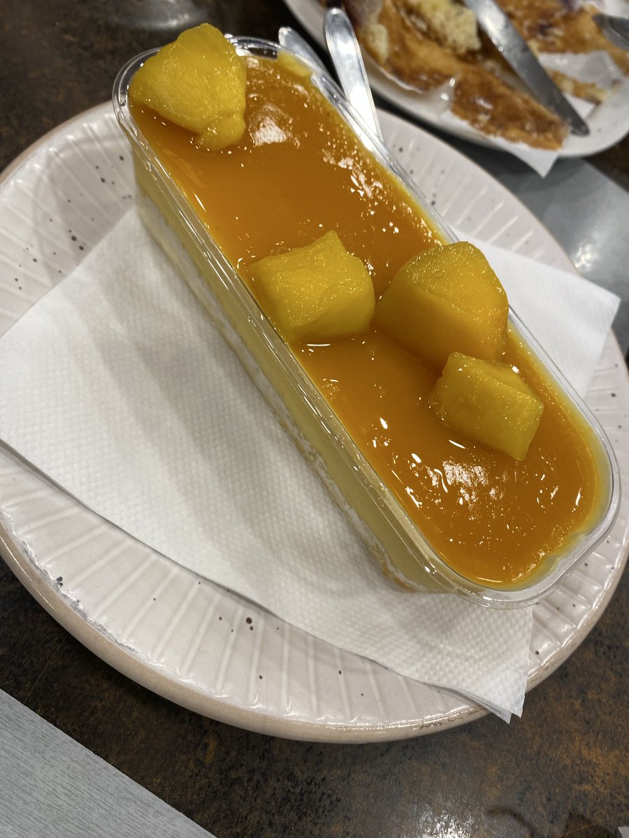 今日は地元の人が行くお店で朝食のキッシュ食べていたら店員さんから「さっき後ろに座っていた方からです」と言われてマンゴープディング奢ってもらいました。
振り返ったらもうそのお客さんはいなくなった後で姿は見えず。カッコ良すぎる。
映画みたいな事本当に起こるんや…
