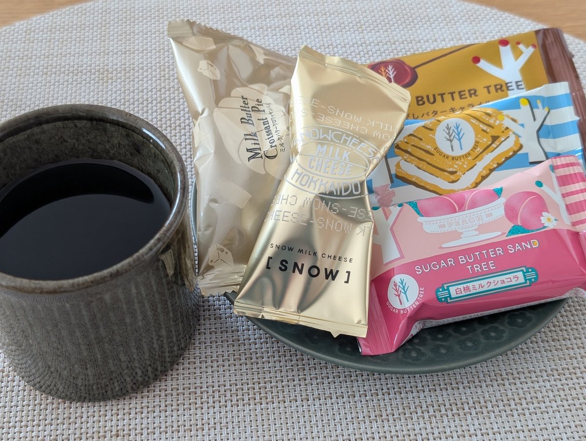 コーヒーブレイク☕️
北海道の「RITARU COFFEE」のRITARU BLENDと、北海道のお土産のお菓子をいただきながらゆったりとした時間を過ごしています。
夕食は、親戚が送ってくれたサンマを焼いていただく予定。
北海道の味覚に包まれた、秋のひとときです🍁
