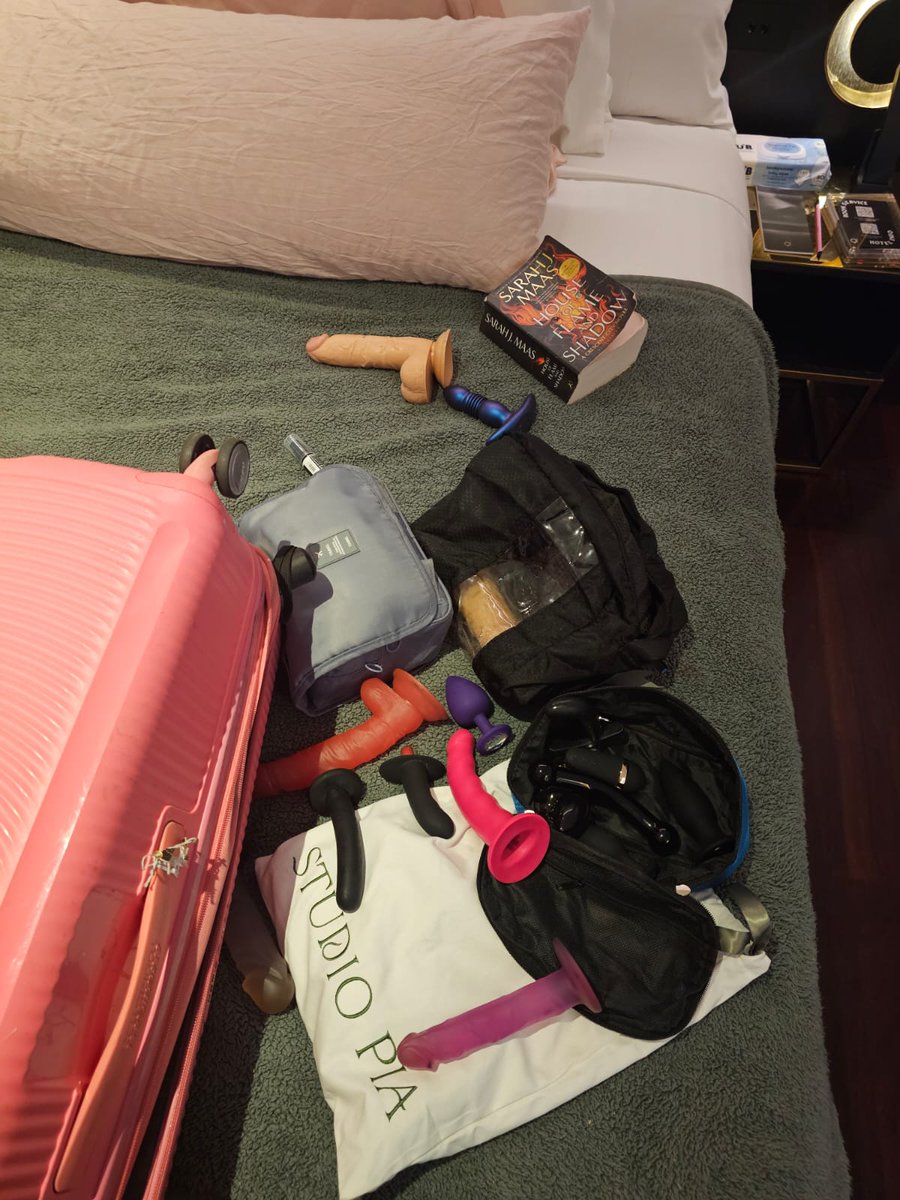 Ducked out to go get a blowdry and forgot to put the do not disturb sign on the door whilst I was gone. Guess the poor housekeeping lady got a bit of a shock. 😬 

Also Perth....I clearly came to peg!