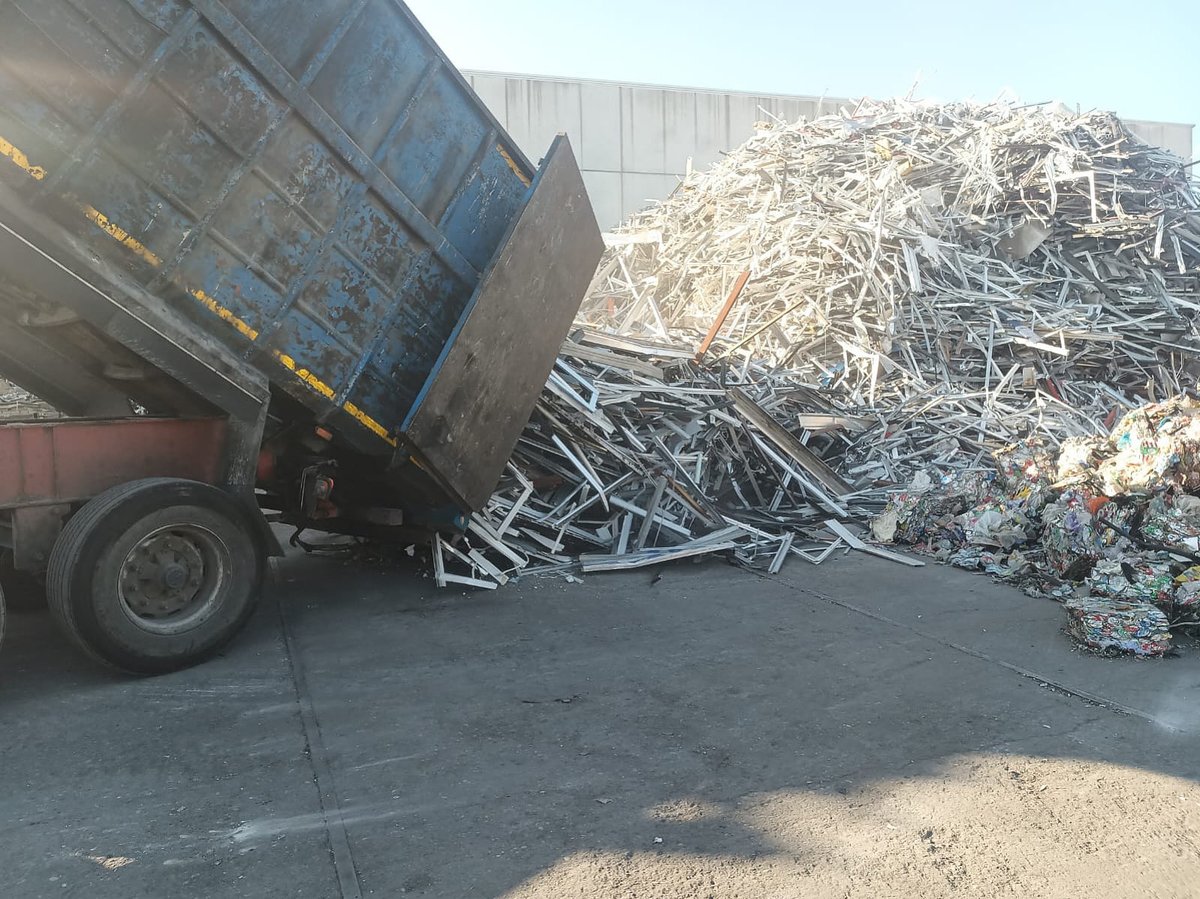 Buenos días!!!!!!!☀️
Amanecemos con ganas💪🏻🚛🚛
#martes#cargaydescarga#chatarra#metales#
#gestorderesiduos#gestormedioambiental#
#MRB#RP#RECIAM#♻️♻️