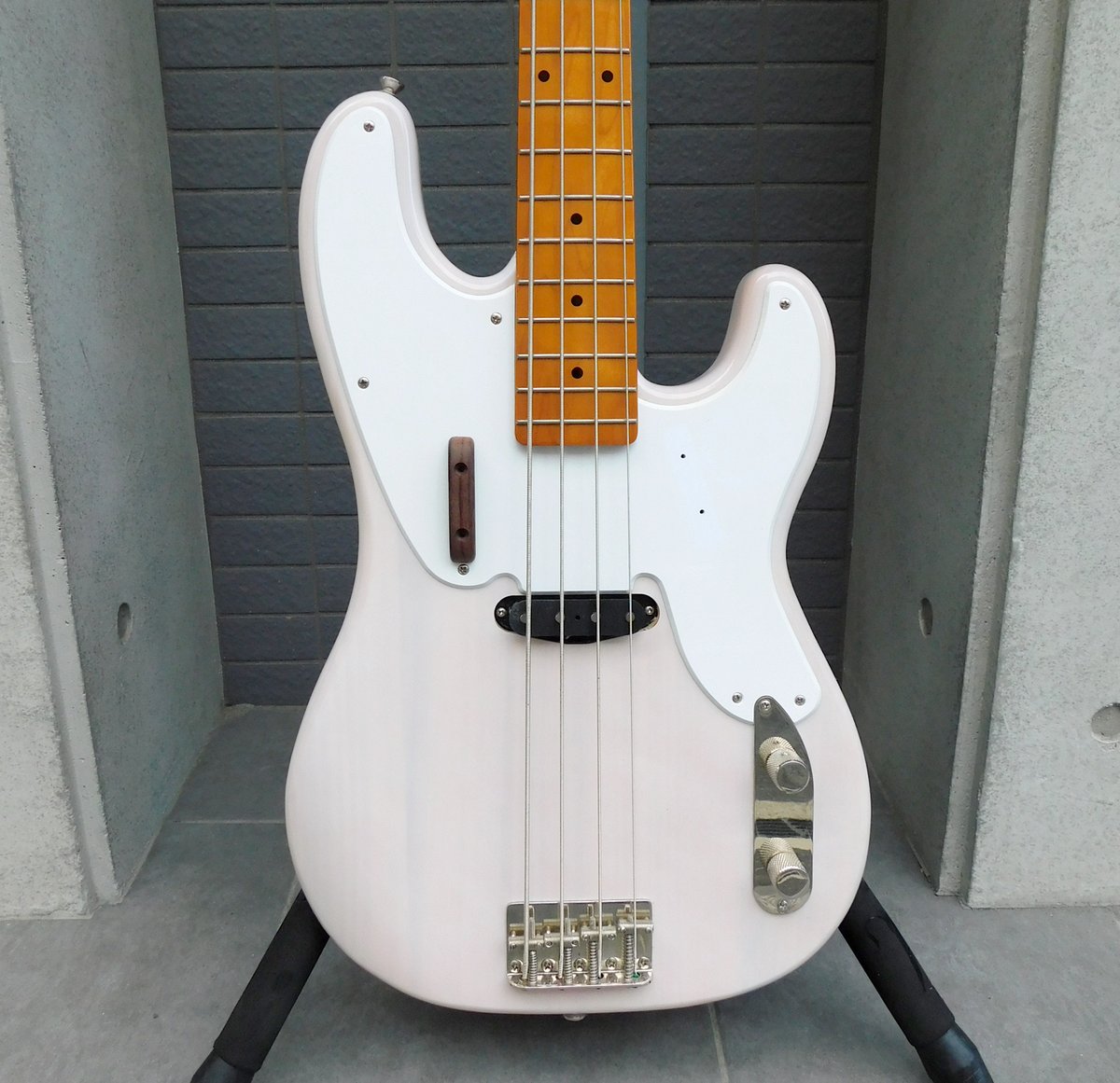 MARUYAHiroshima's tweet image. 🪕Squier Classic Vibe &apos;50s Precision Bass White Blonde
太く芯のある50sプレベサウンド！
アッシュボディ×ホワイトブロンドの美しい仕上がり✨

★詳細はホームページで★
hiroshima-maruya.com/products/bass/…

#squier #スクワイヤ #ClassicVibes #PrecisionBass #50sstyle #ベースギター #プレシジョンベース