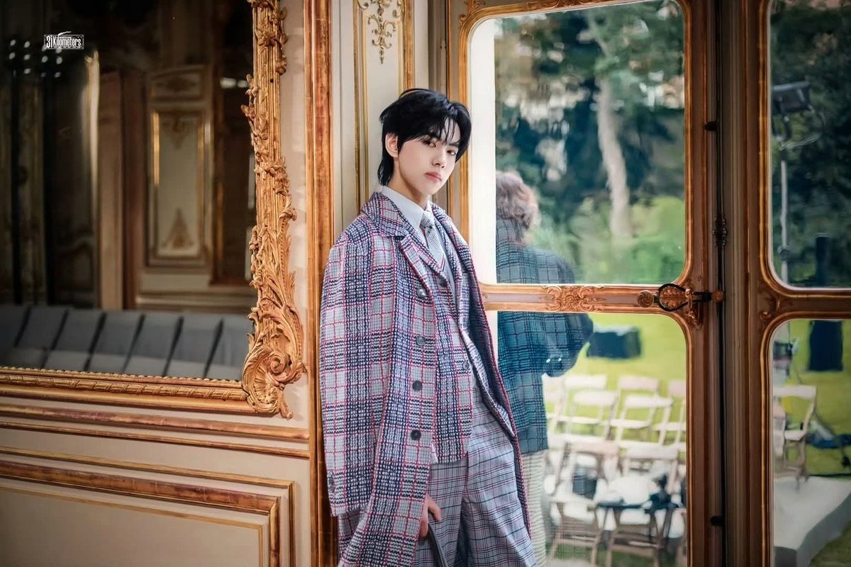 Tan3809's tweet photo. LIU XUAN CHENG AT PARIS FASHION WEEK shines in impeccable tailoring, carrying Thom Browne with timeless grace and confidence. 
#LiuxuanchengxThomBrowne 
#ThomBrowneSS26 
#LiuXuanChengParisFashionWeek https://t.co/p7tZamEH0I